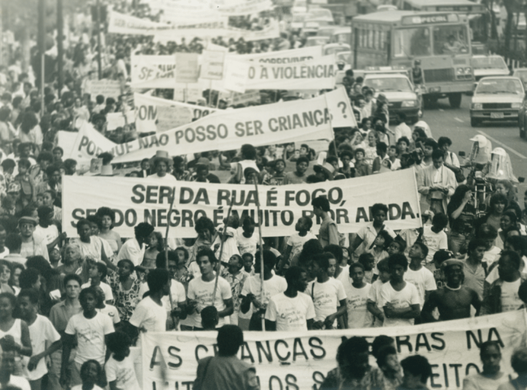 Manifestação pelos direitos da infância e da juventude nos anos 1980.