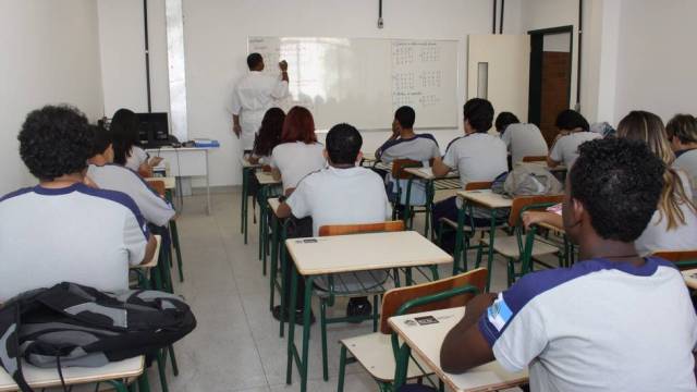 sala de aula com estudantes da rede pública de ensino