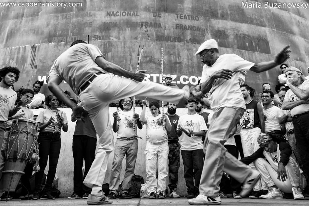 Foto da Roda de Capoeira com Mestre Japa e Angolinha. 