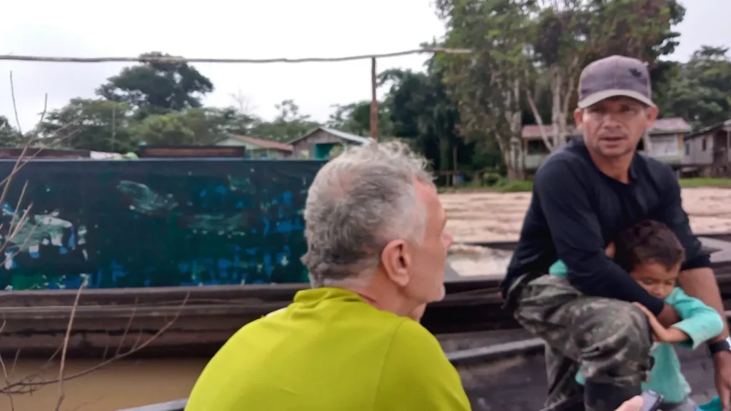 Dom Phillips e o pescador Jânio Freitas de Souza. Imagem tirada do celular de Bruno Pereira em 5 de junho de 2022 (imagem: TVGLOBO / GLOBOPLAY)